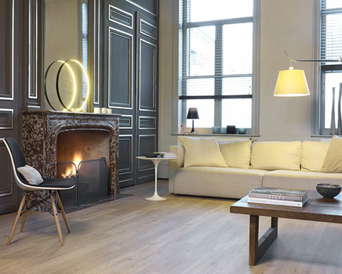 Salon avec un plancher stratifié et des meubles modernes