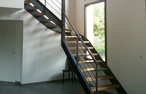 Photo d'un escalier type industriel en métal